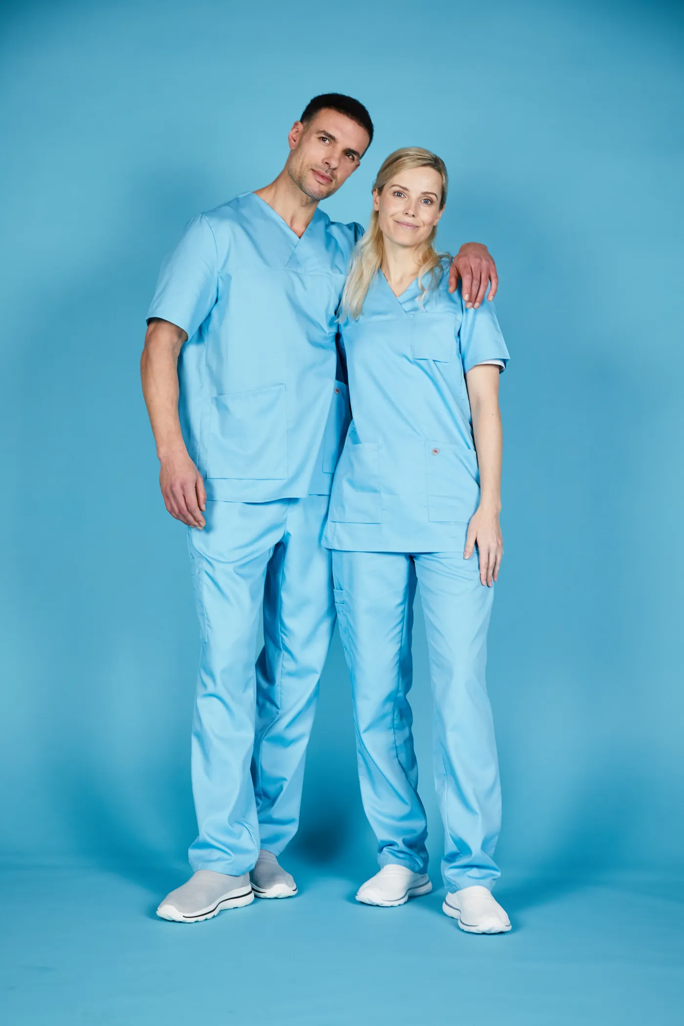 Paar-Aufnahme zweier Models in BP-Kasack