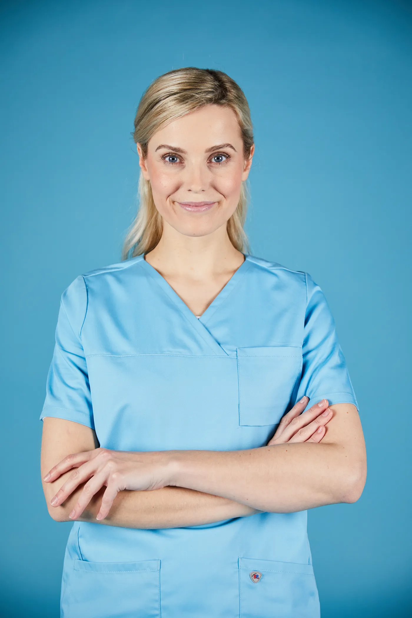 Portrait eines blonden Models in BP-Kasack