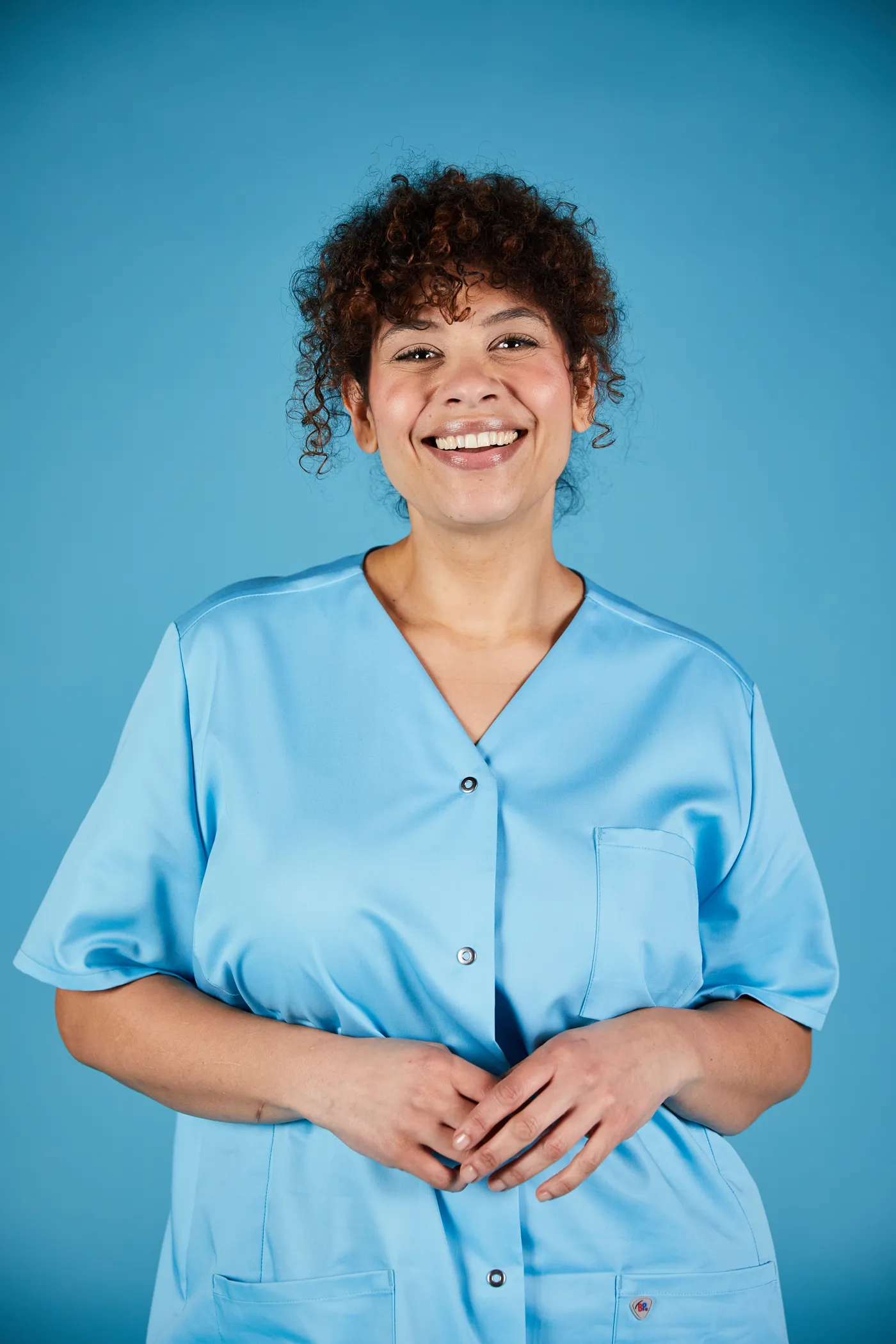 Lachendes Portrait eines Models in BP-Kasack