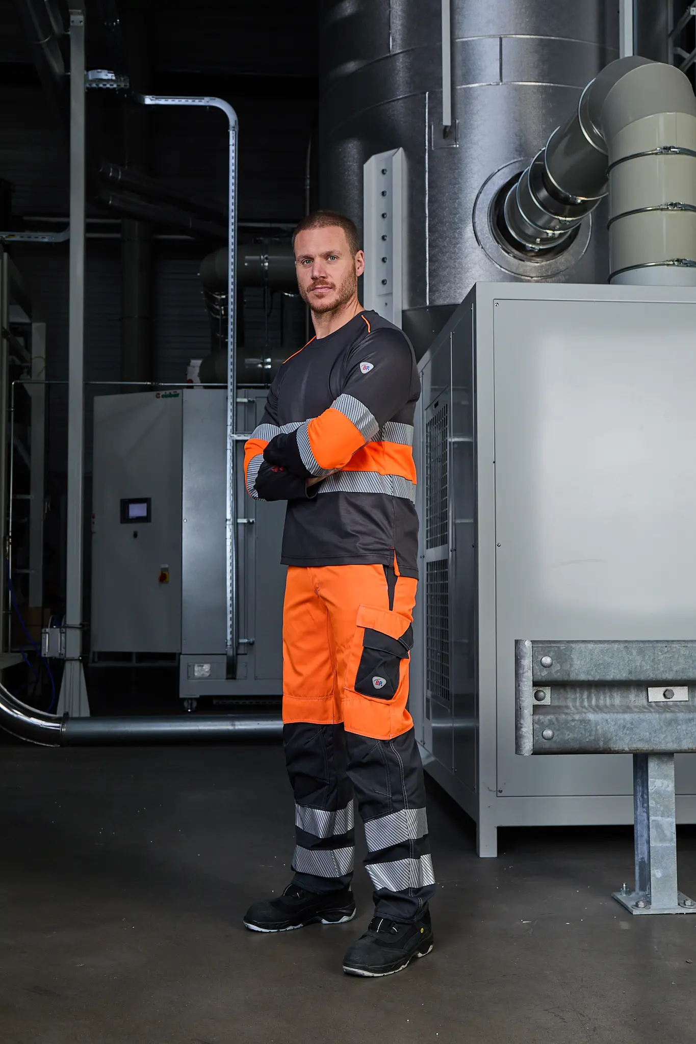 Portrait eines Models in oranger BP-Warnschutzkleidung