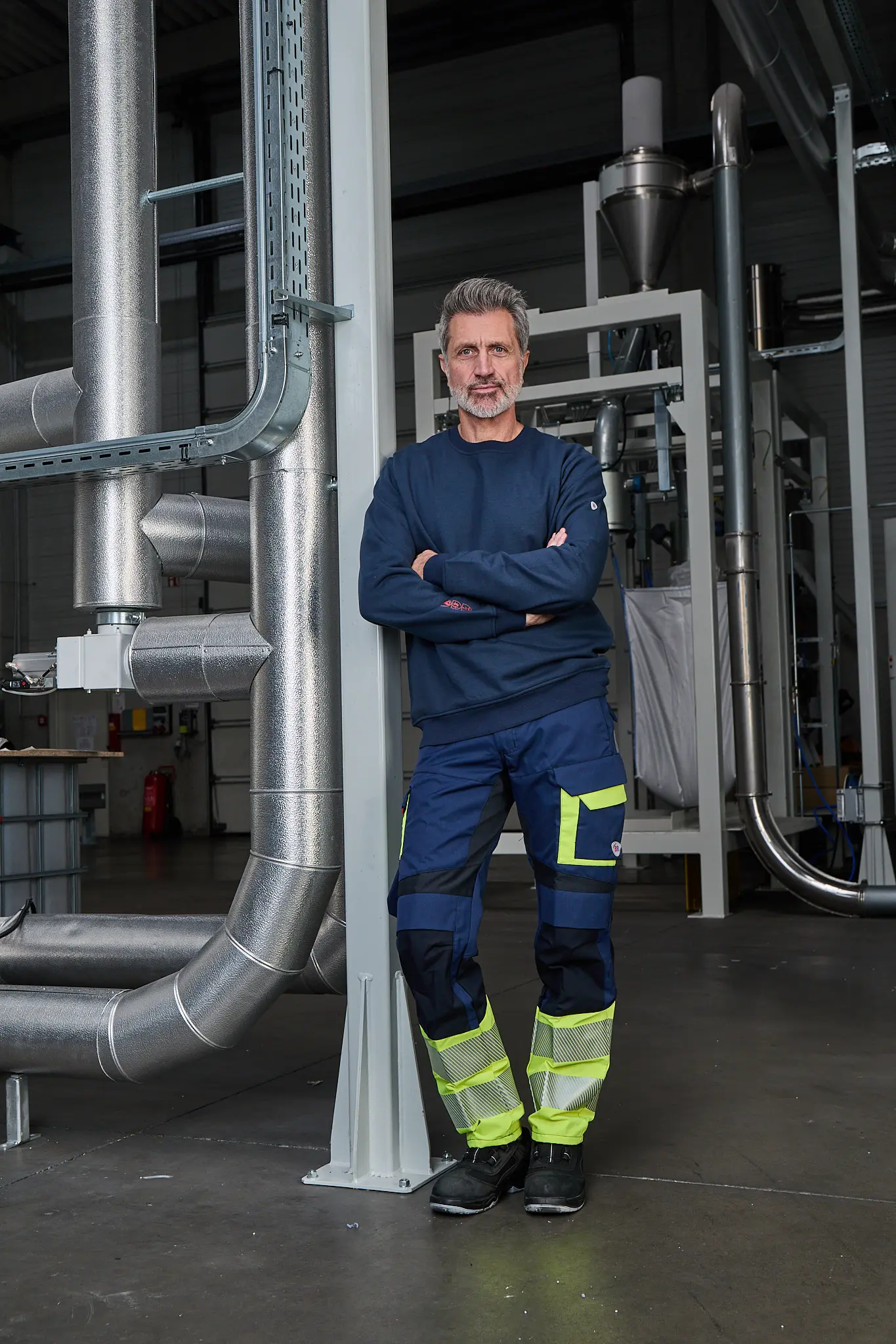 Portrait eines Models in BP-Warnschutzhose vor Anlagentechnik