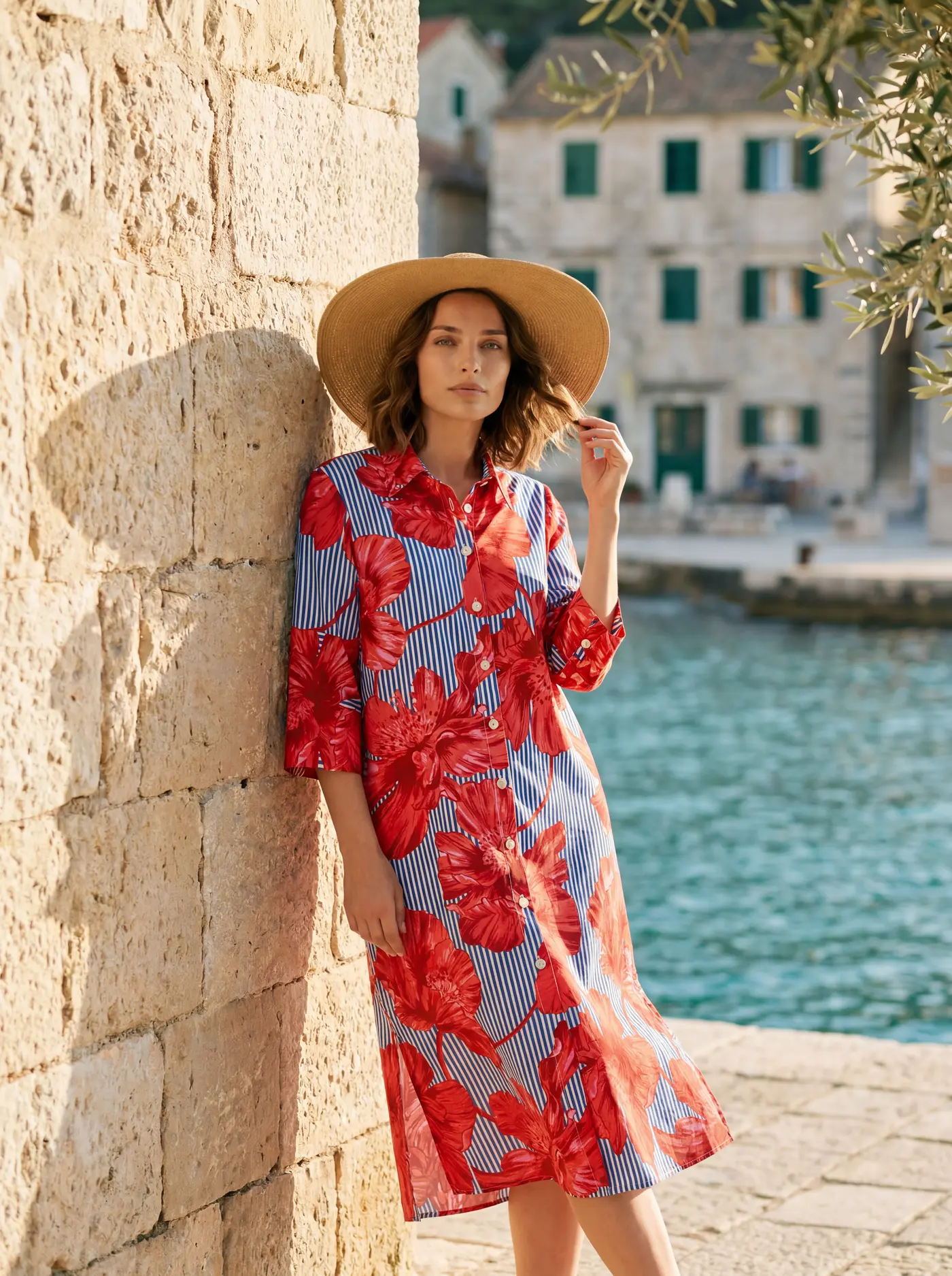 Curvy-KI-Model trägt das geblümte Hemdblusenkleid an der Küste