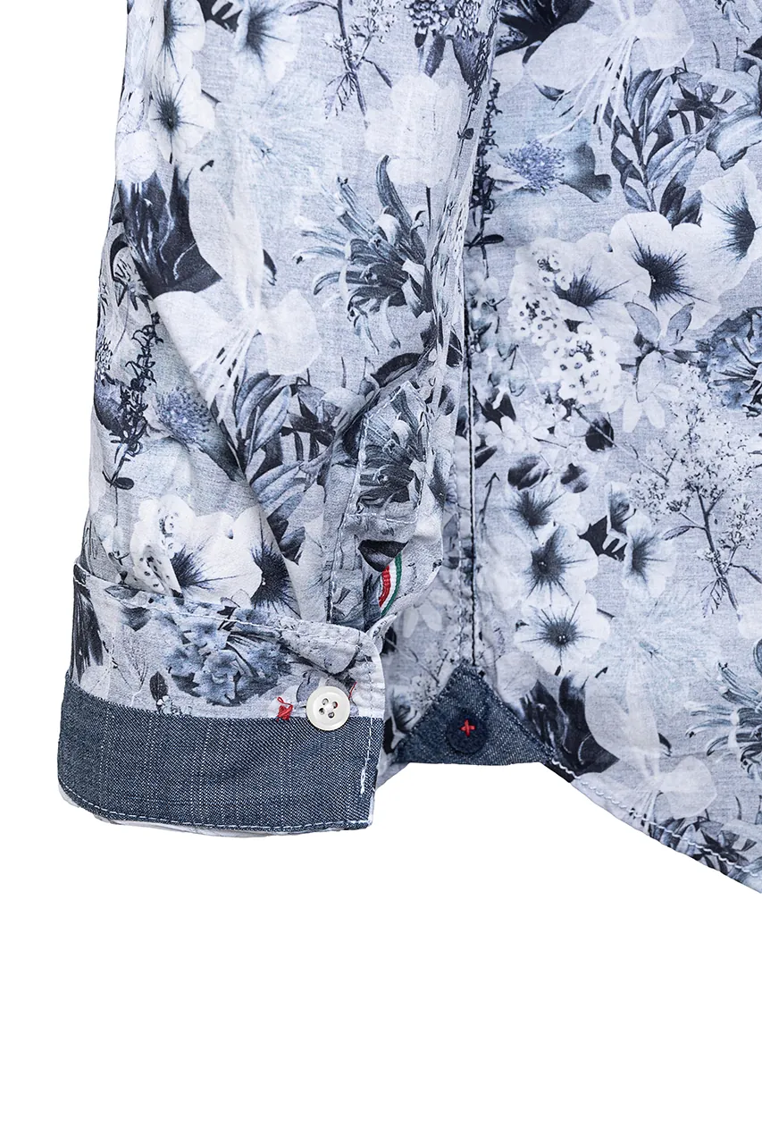 Detailaufnahme der Manschette eines Blumenprint-Hemds im Hollow-Man-Verfahren