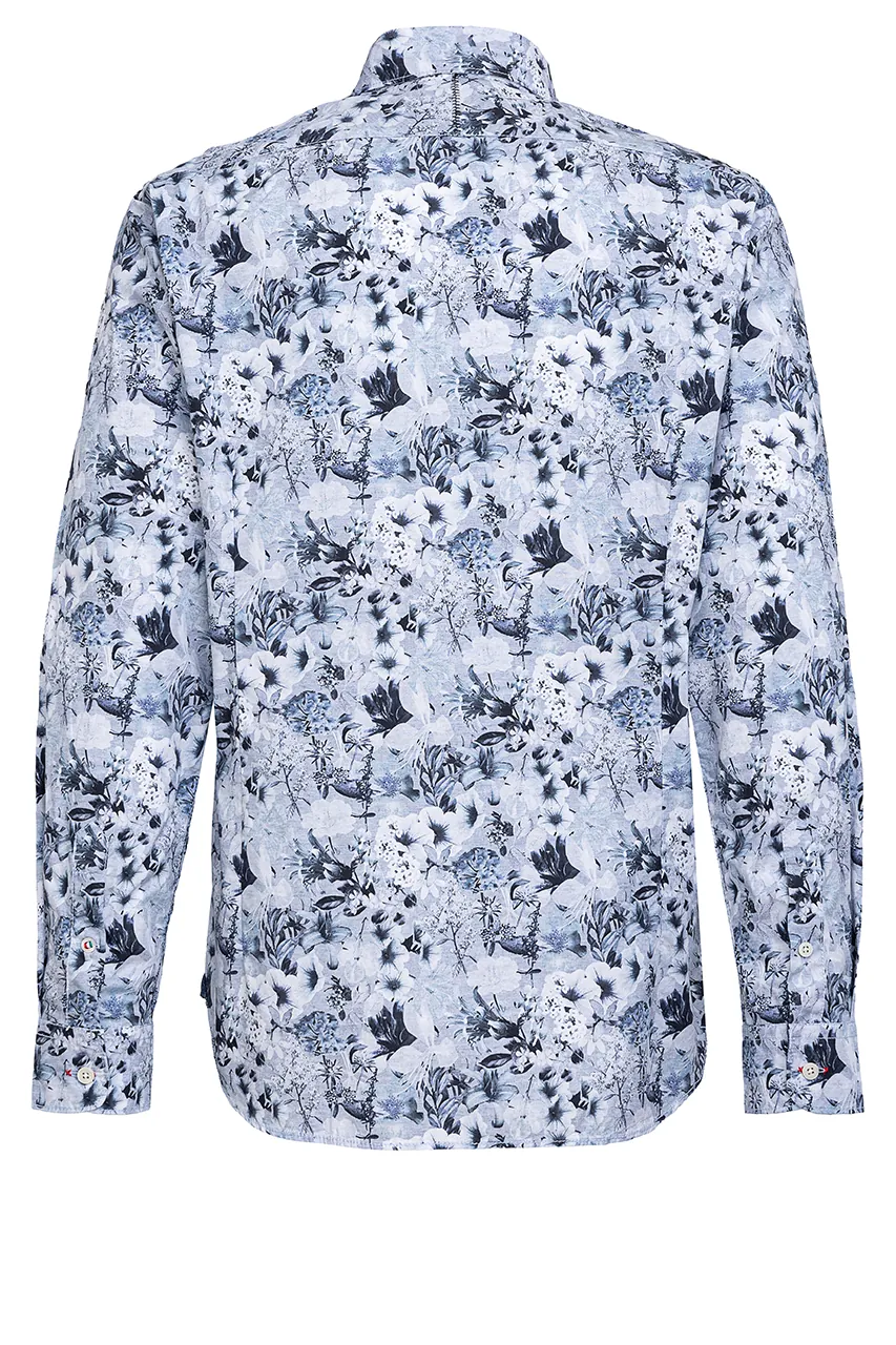 Ghost-Mannequin-Aufnahme eines Blumenprint-Hemds von hinten, freigestellt ohne Person
