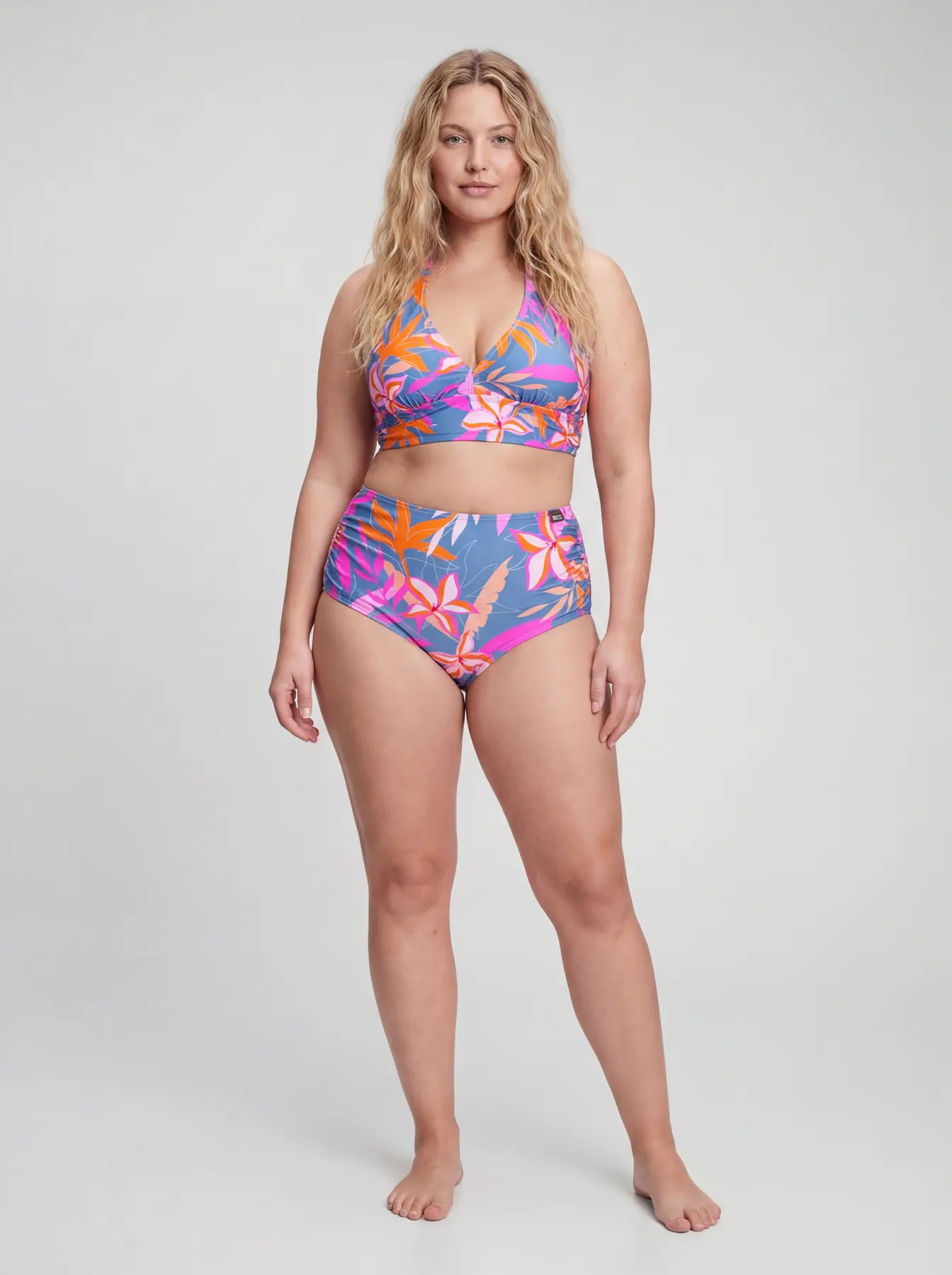 Beatrice, KI-Model der Neleon Group – Curvy-Mode & Bademode, Look 1 von 3
