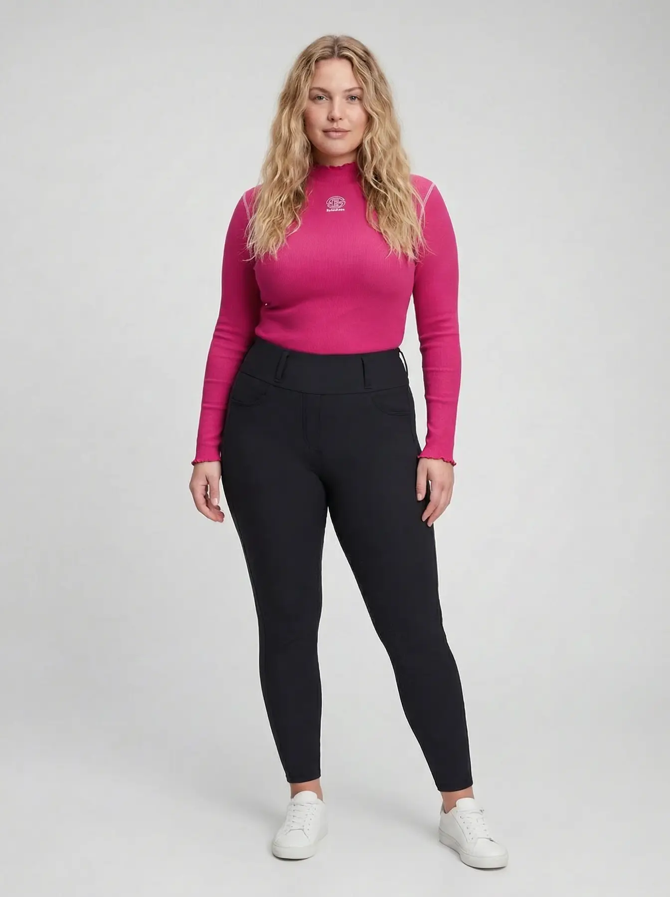 Beatrice, KI-Model der Neleon Group – Curvy-Mode & Bademode, Look 2 von 3