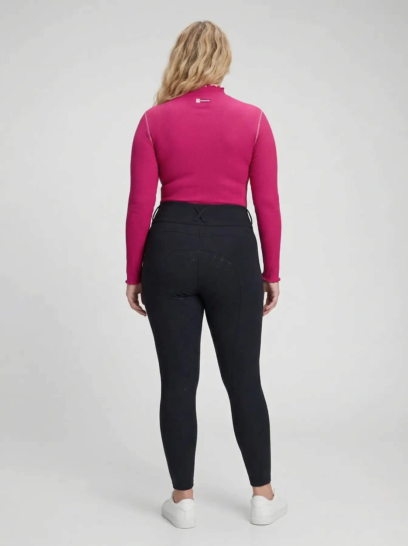 Beatrice, KI-Model der Neleon Group – Curvy-Mode & Bademode, Look 3 von 3