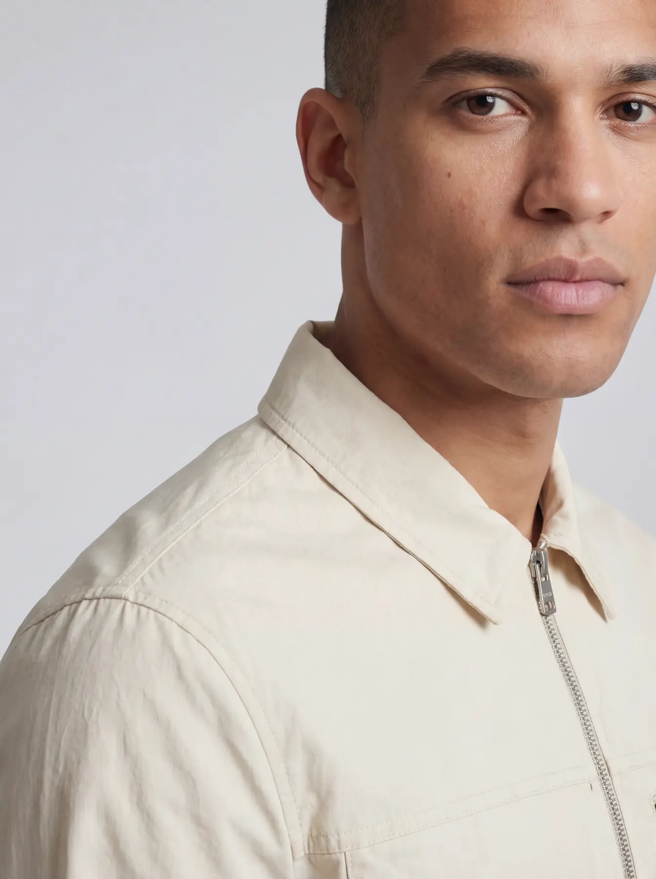 Elias, KI-Model der Neleon Group – Bademode & Businesswear, Look 4 von 6