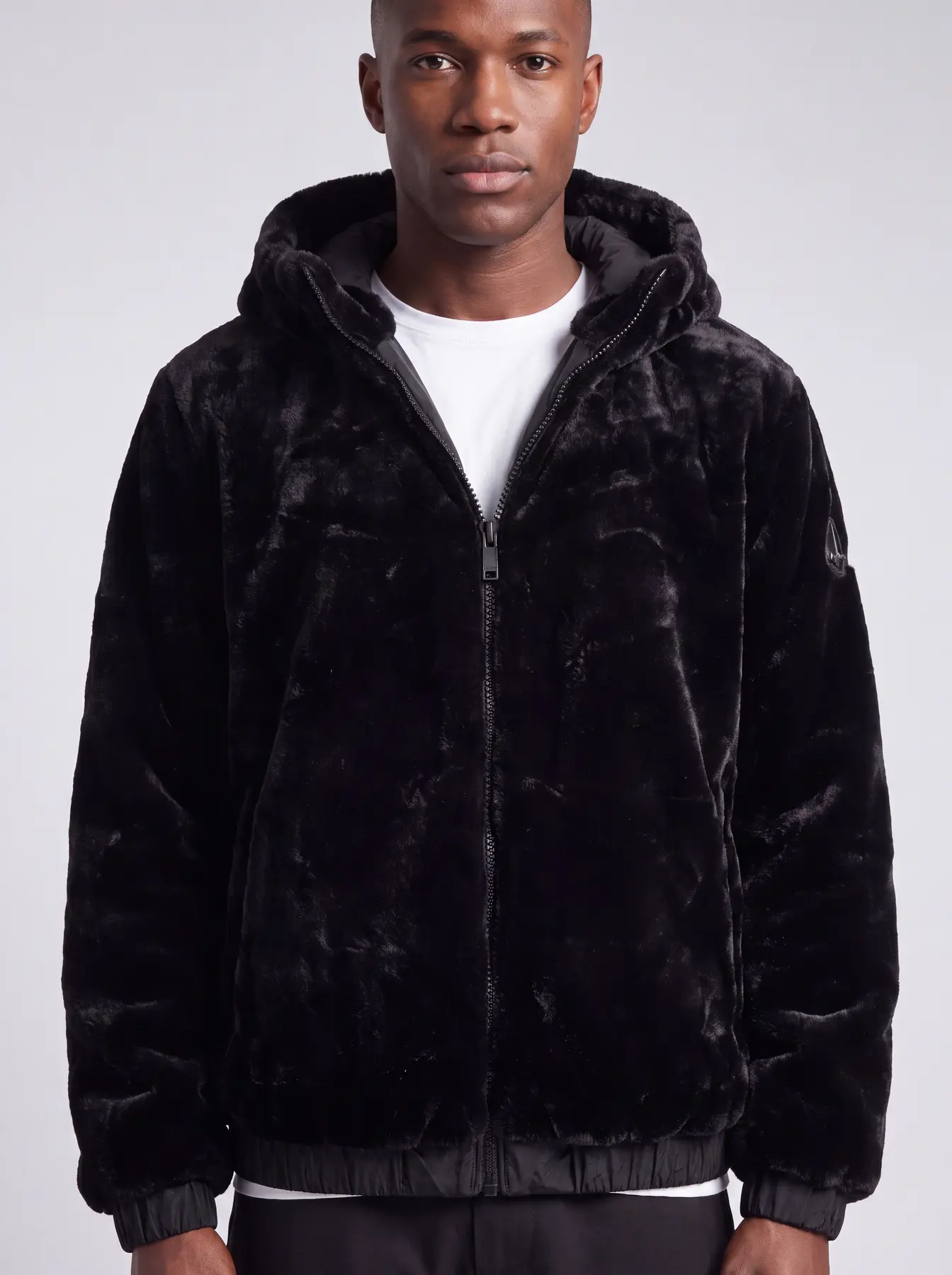 Jason, KI-Model der Neleon Group – Loungewear & Editorial-Fashion, Look 1 von 4