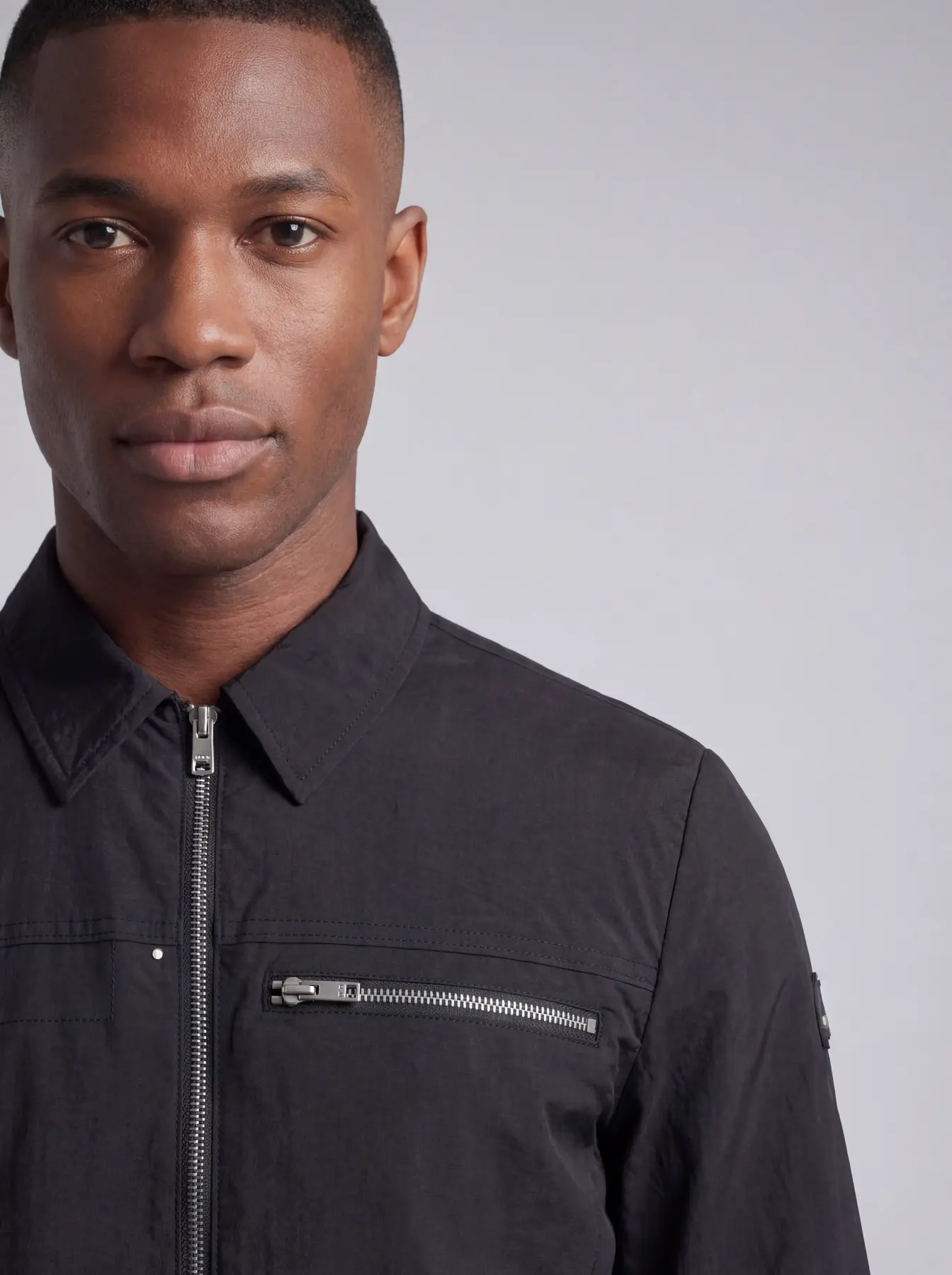 Jason, KI-Model der Neleon Group – Loungewear & Editorial-Fashion, Look 2 von 4