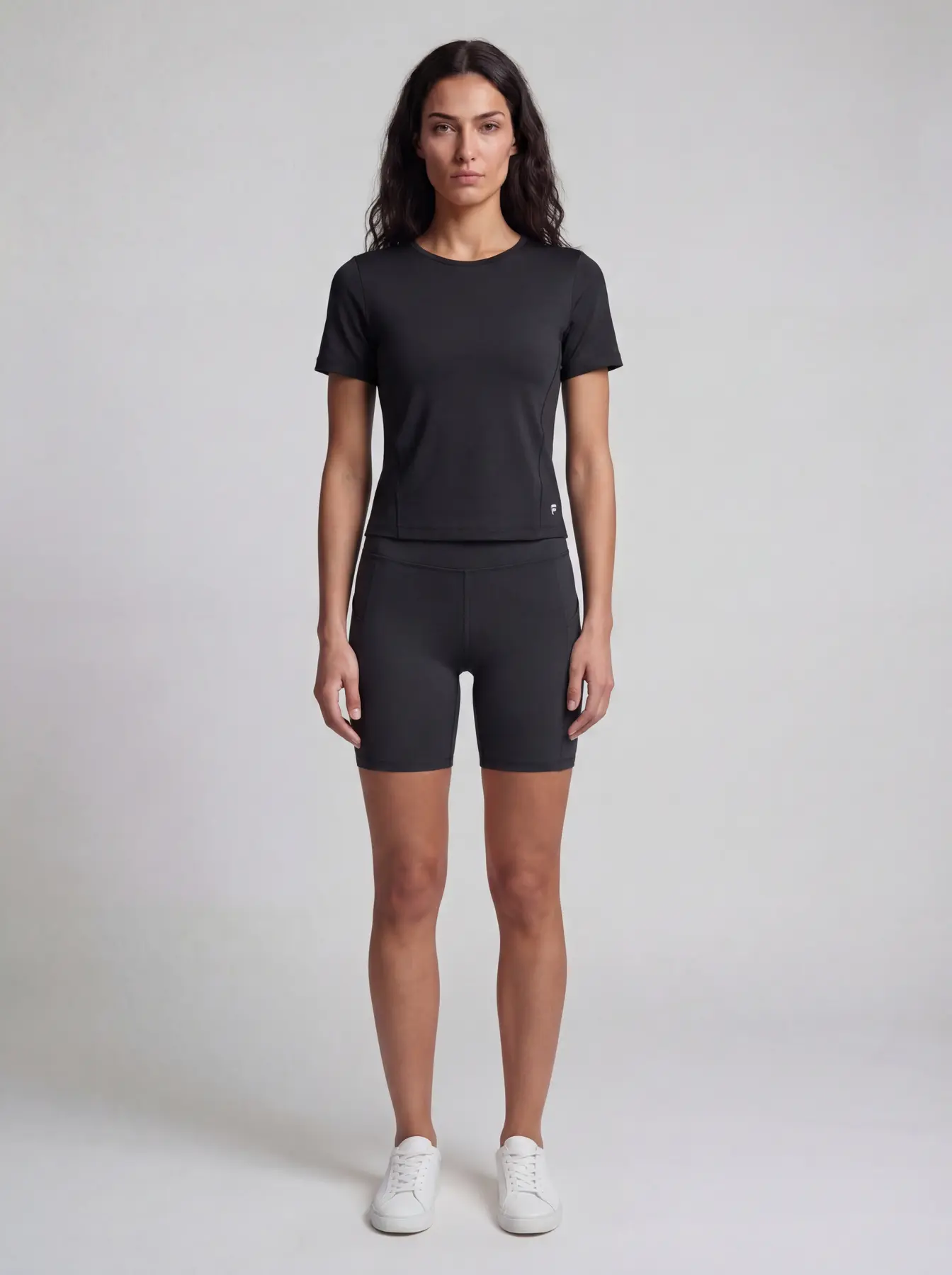 Jennifer, KI-Model der Neleon Group – Dessous & Activewear, Look 1 von 4