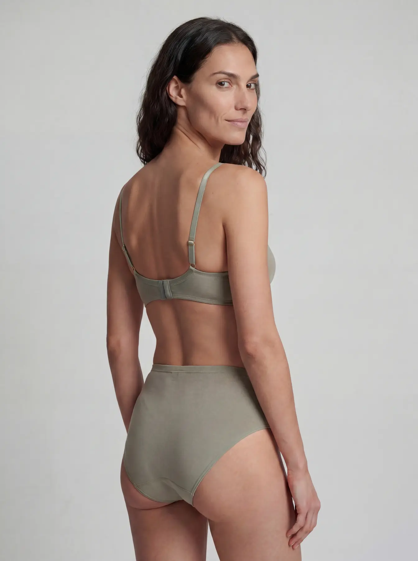 Jennifer, KI-Model der Neleon Group – Dessous & Activewear, Look 3 von 4