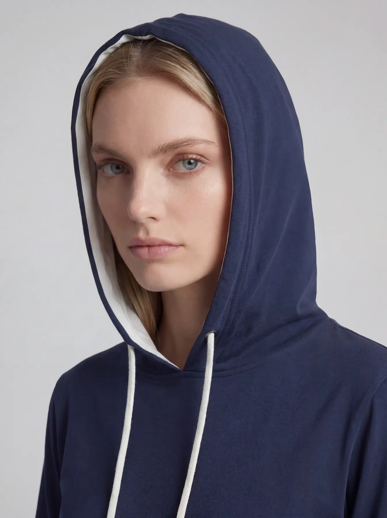 Kaia, KI-Model der Neleon Group – Abendmode & Lifestyle, Look 4 von 5