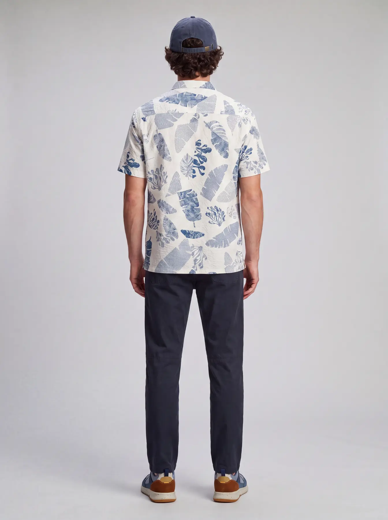 lennard, KI-Model der Neleon Group – Sommer- & Casualmode, Look 1 von 3