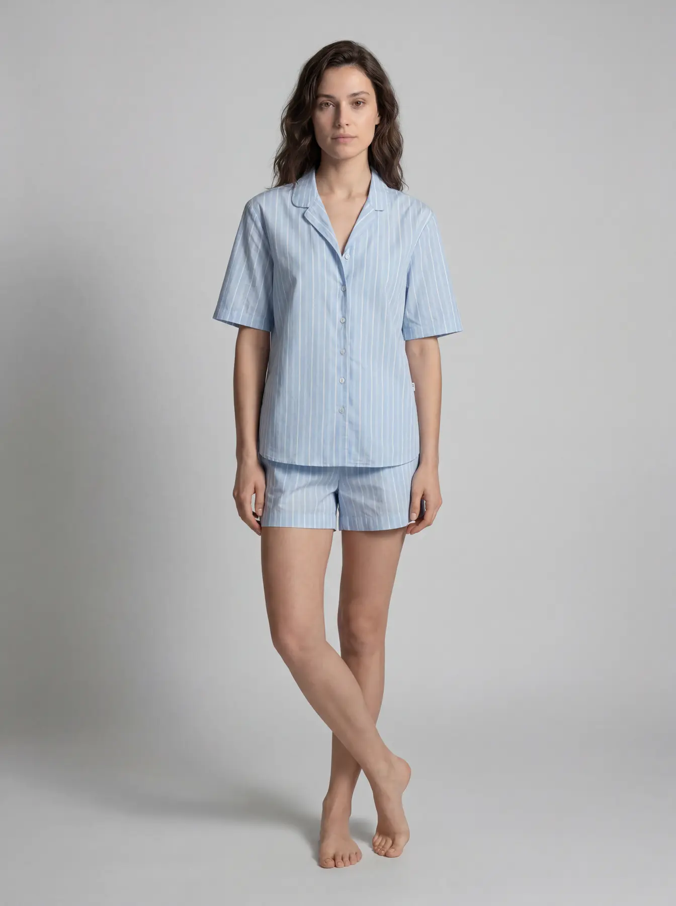 Zina, KI-Model der Neleon Group – Loungewear & Accessoires, Look 1 von 4
