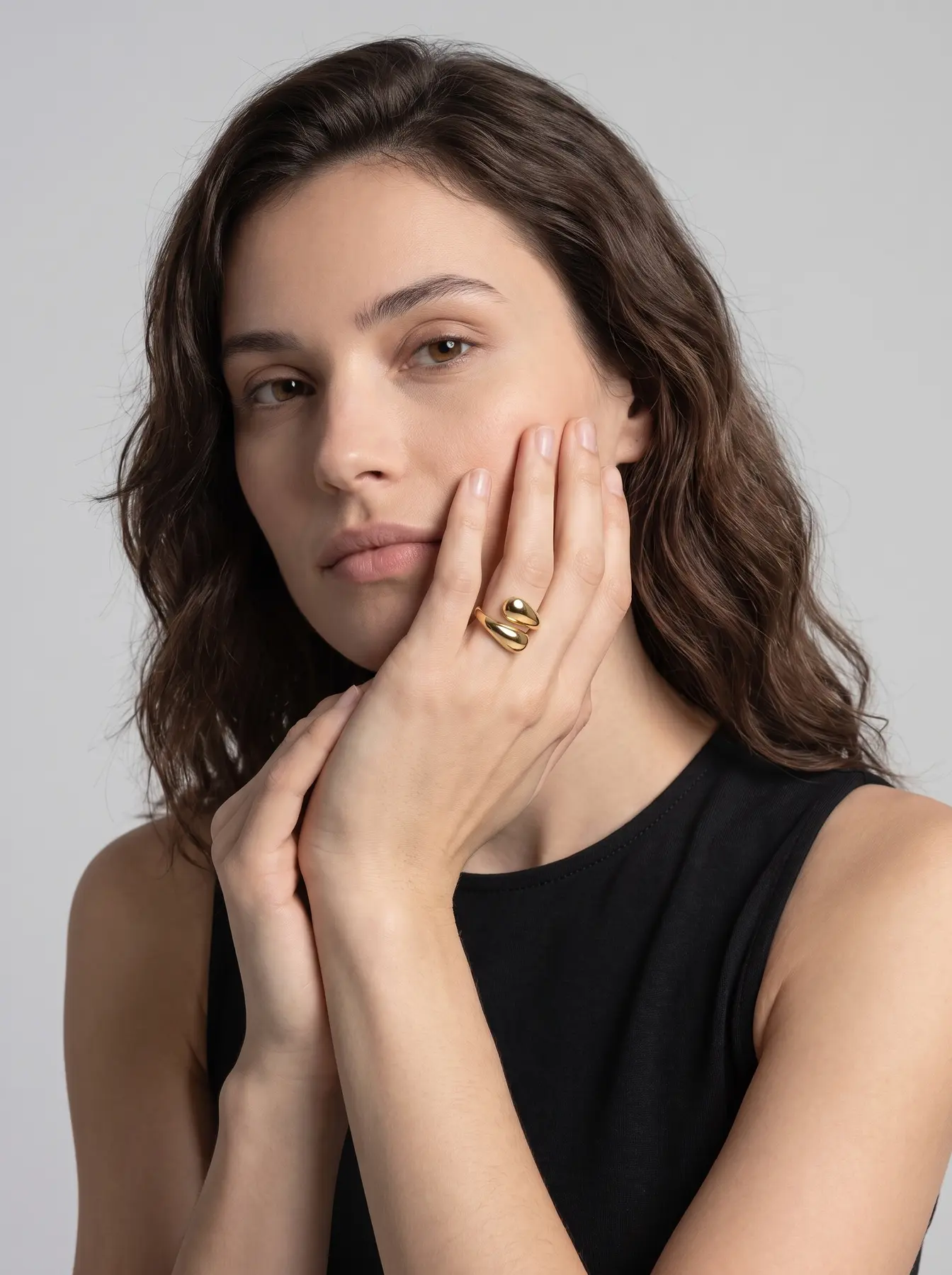 Zina, KI-Model der Neleon Group – Loungewear & Accessoires, Look 3 von 4
