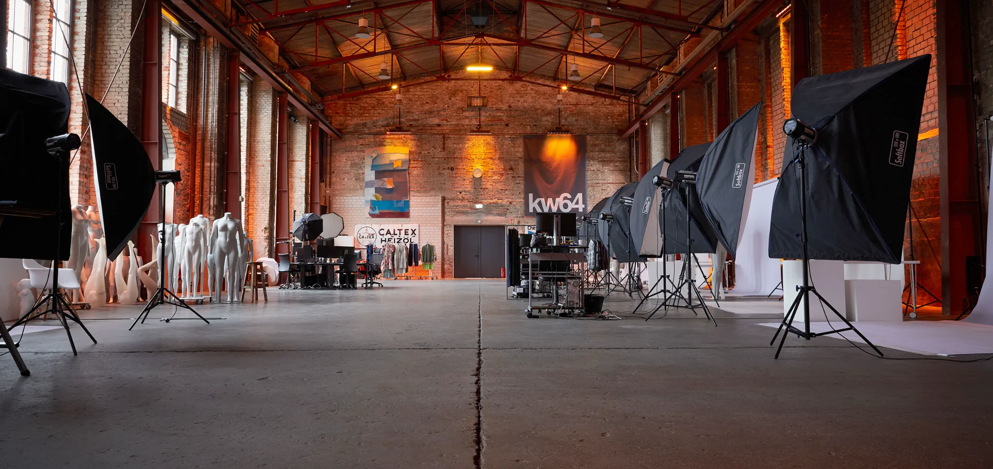 Team der Neleon Group bei der Content-Produktion im Fotostudio in Beelen