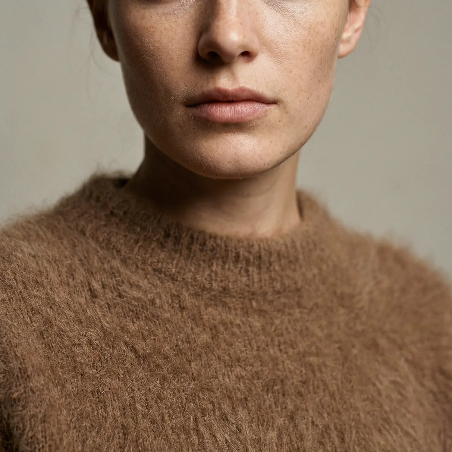 Nahaufnahme Gesicht und Ausschnitt eines KI-generierten Fashion Models