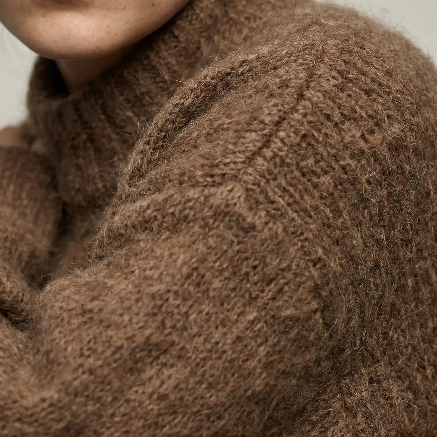 Detailansicht Kragen eines KI-generierten Strickpullovers mit realistischer Materialstruktur