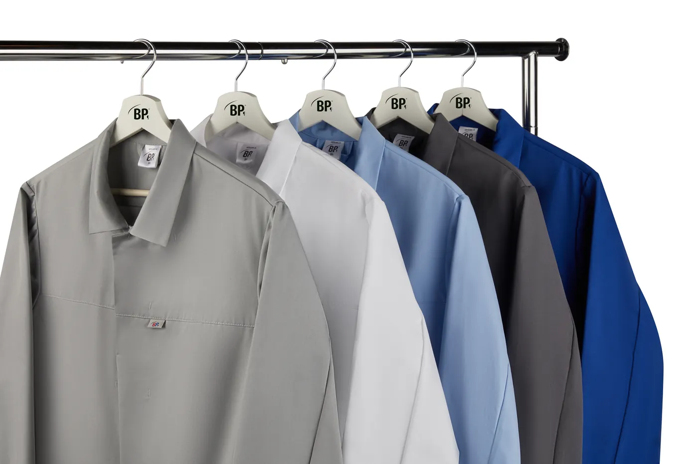 Produktfoto: BP-Arbeitsjacken in Grau, Weiß, Hellblau, Anthrazit und Royalblau auf Bügeln