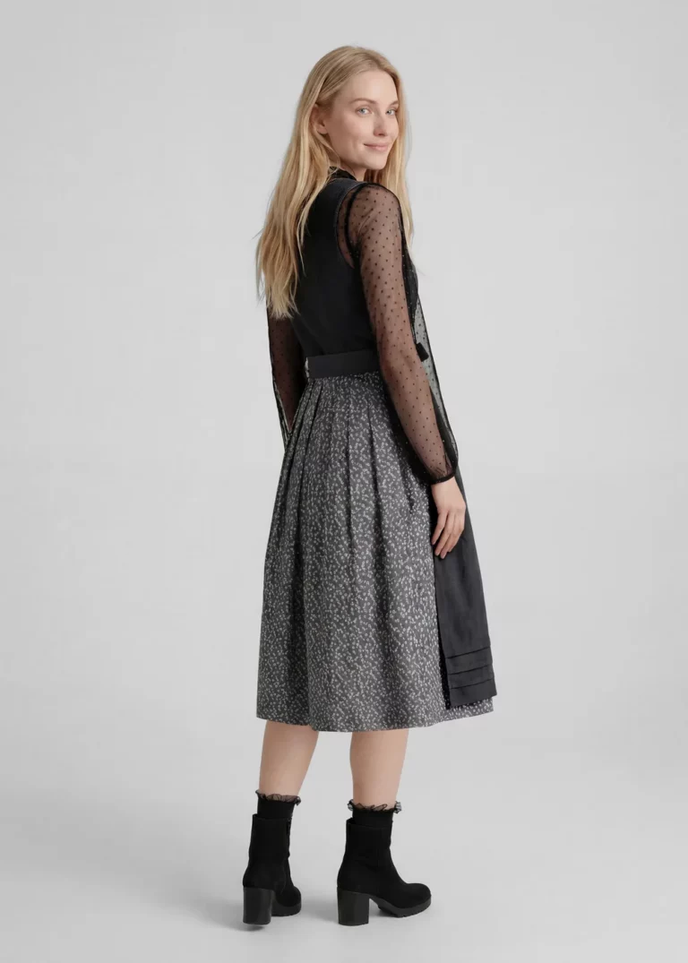 KI-Model im schwarzen Dirndl mit transparenter Tüllbluse, Rückansicht