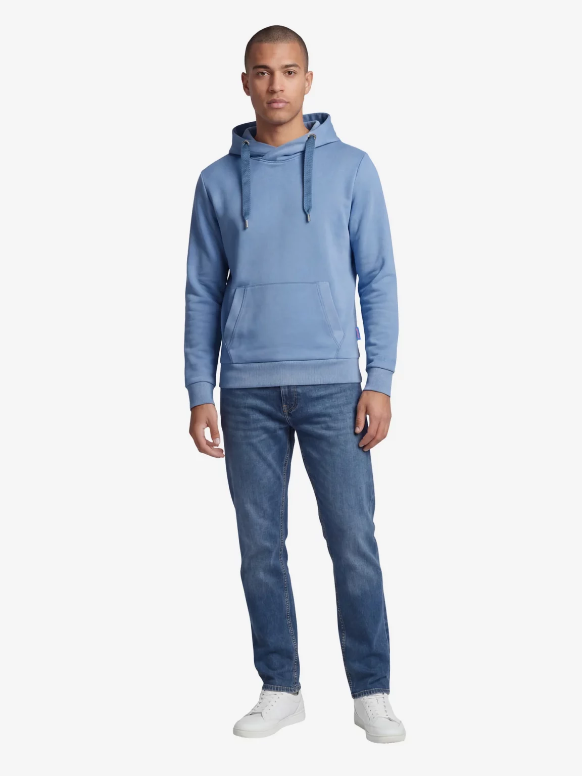 KI-Model in hellblauem Hoodie und Jeans, Ganzkörperansicht für den Onlineshop